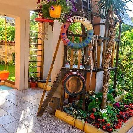 Dom Mladenovi 3* سوزوبول