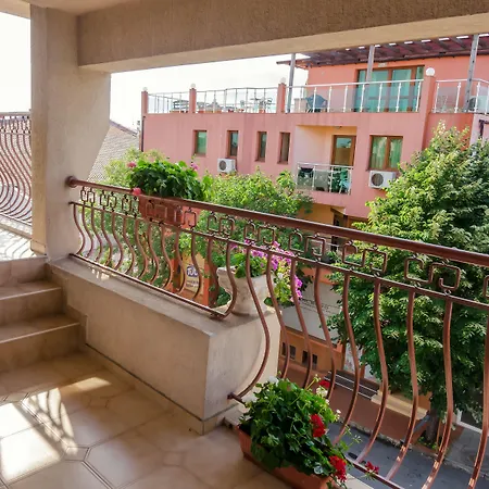 Dom Mladenovi 3* سوزوبول