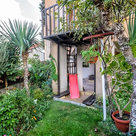 Dom Mladenovi سوزوبول