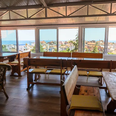 Dom Mladenovi بيت ضيافة