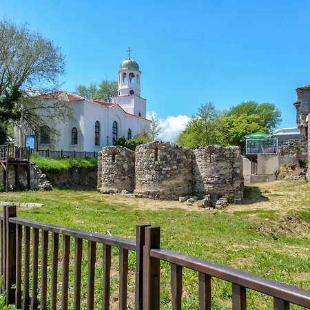 Dom Mladenovi سوزوبول