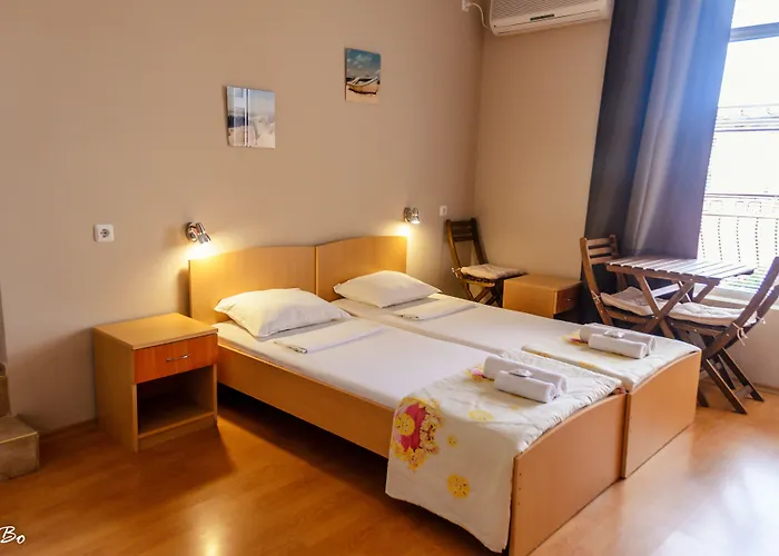 Dom Mladenovi Konukevi