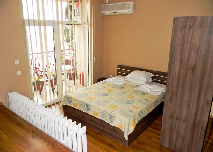 Dom Mladenovi Konukevi 3*