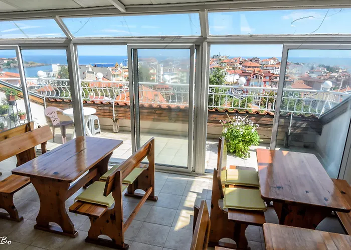 Dom Mladenovi Konukevi