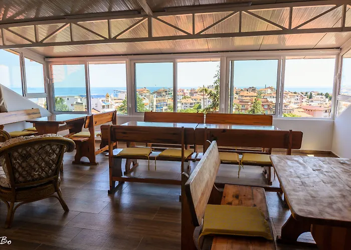 Dom Mladenovi Konukevi