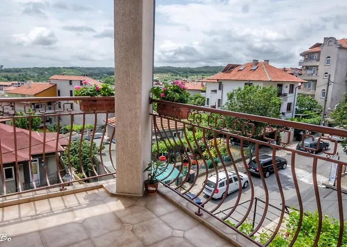 Dom Mladenovi Konukevi Süzebolu